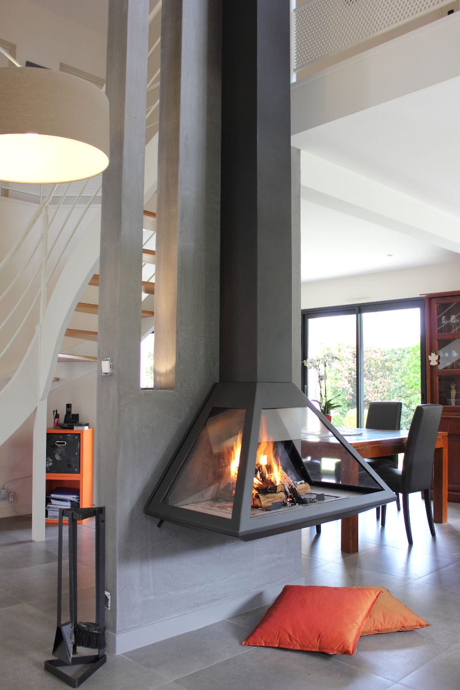 Chimenea colgante de leña ALTEA abierta