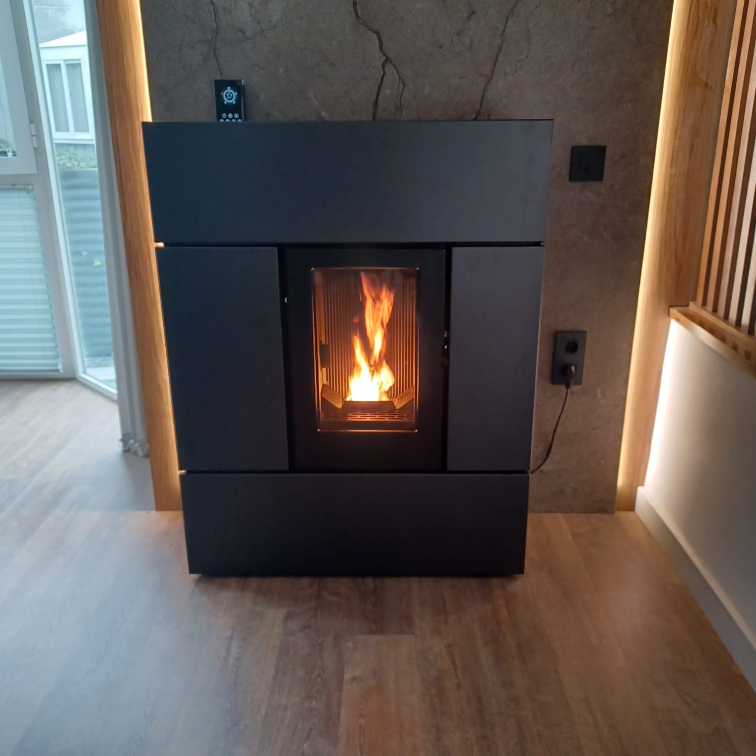 Estufa RAY Comfort Air 8 con revestimiento de color Negro