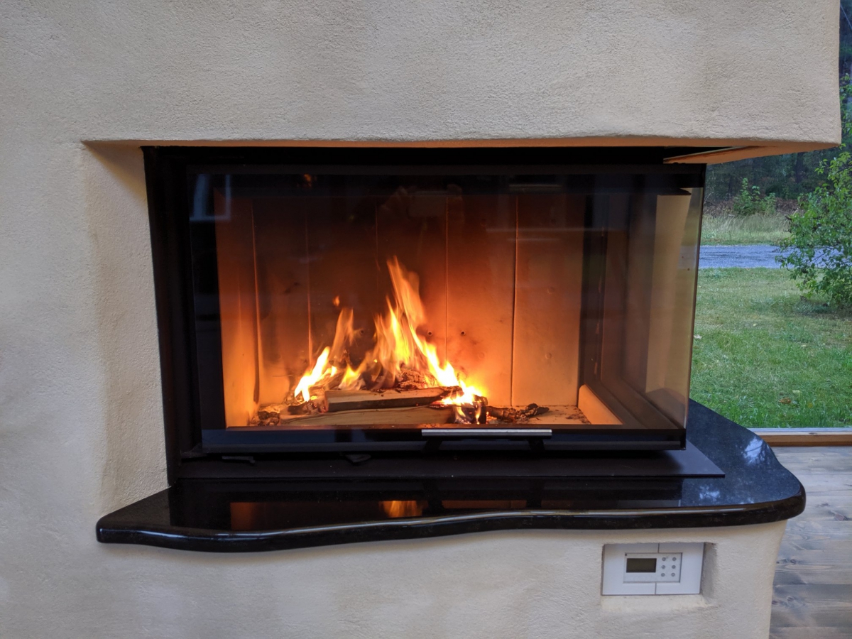 Chimenea de leña HEAT E2 G 81/40 - Esquinero (Puerta guillotina, cristal dividido) Interior blanco