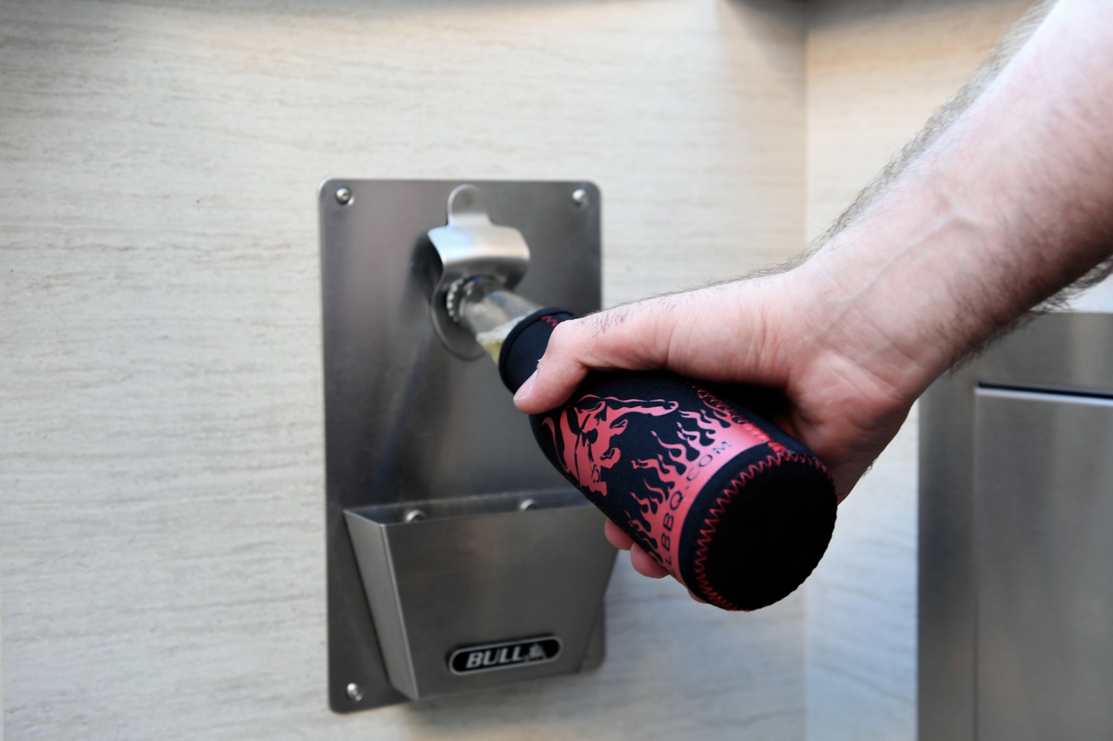 Abrebotellas con compartimiento para barbacoas BULL 5