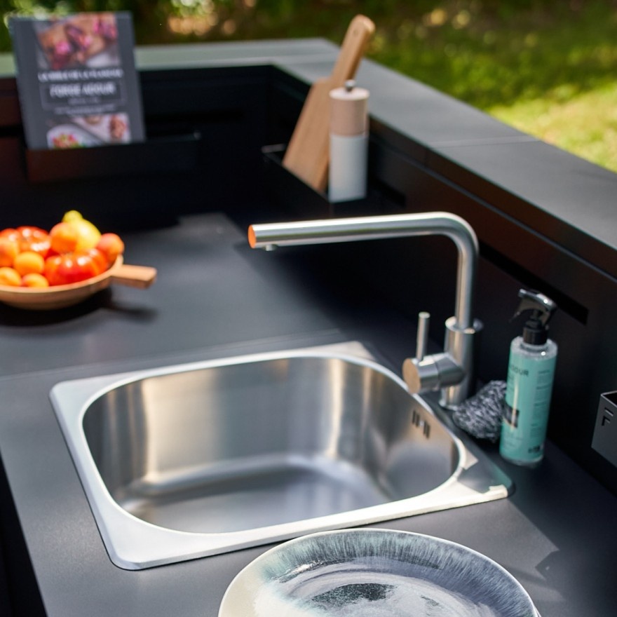 Mesa de exterior con fregadero color negro 16