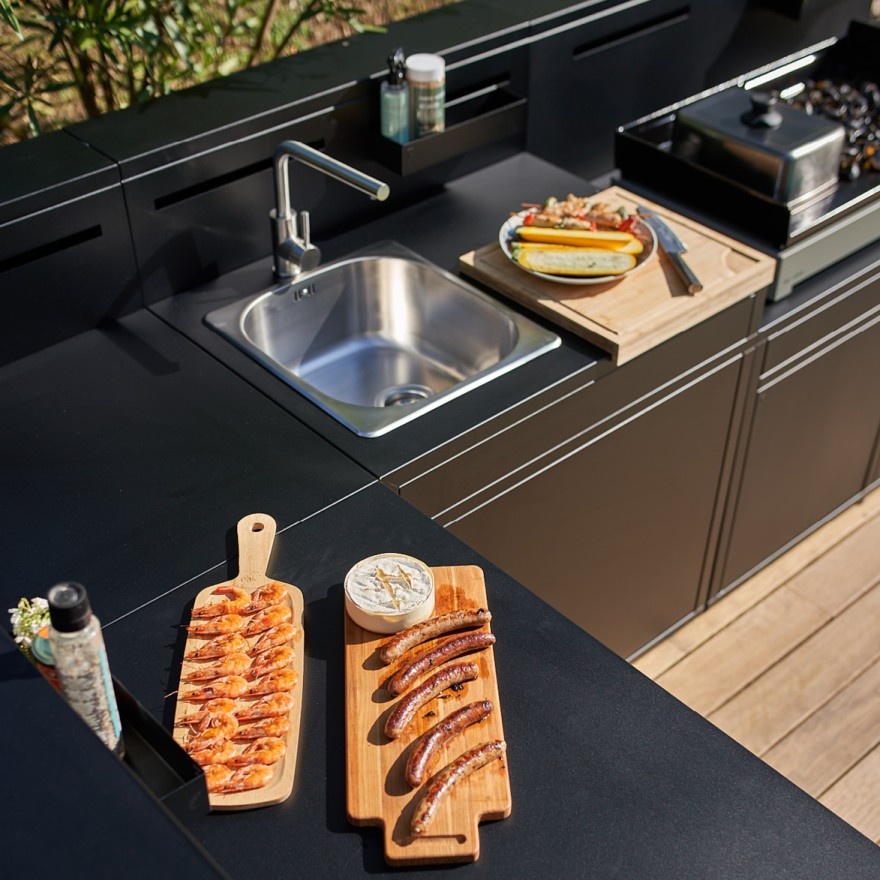 Mesa de exterior con fregadero color negro 17