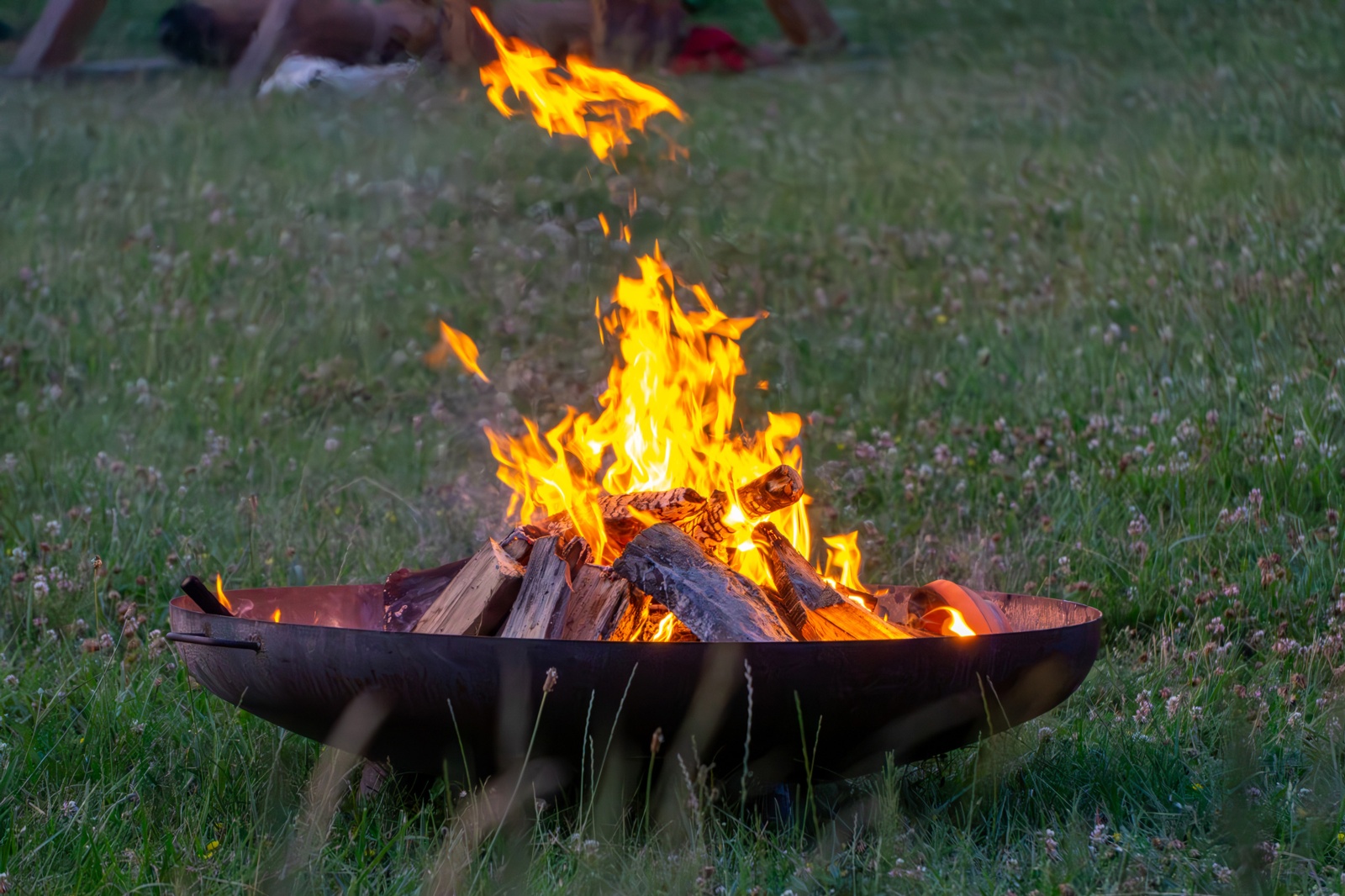 Pebetero Nora Flames 100 con patas acero corten 2